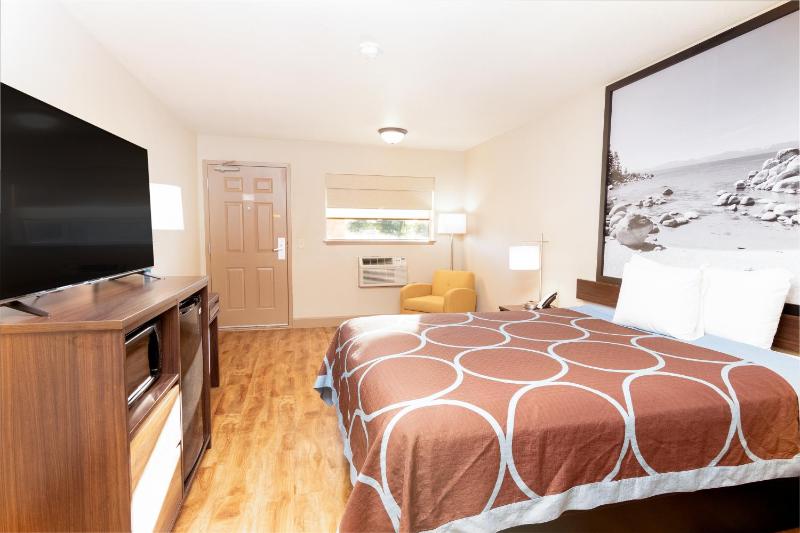 Queen Room - Non-Smoking image 2