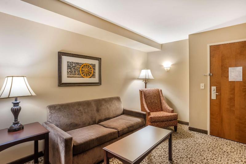 Two-Room King Suite with Sofa Bed image 4