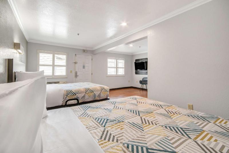 Deluxe Queen Room with Two Queen Beds - Non-Smoking image 3