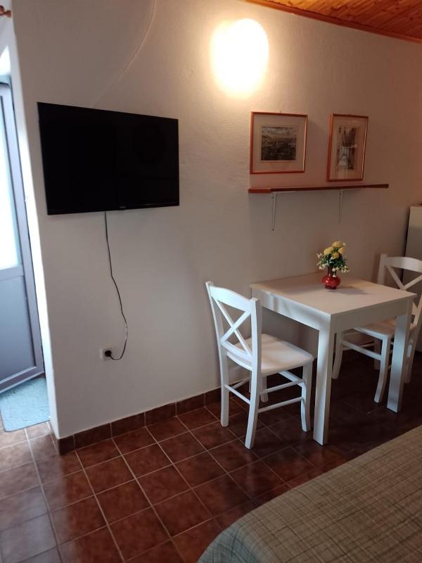 Zero-Bedroom Studio with Balcony and Sea View image 4