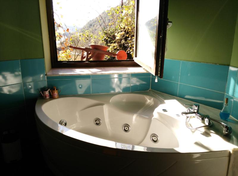 Double Room with Big Bathtub image 4