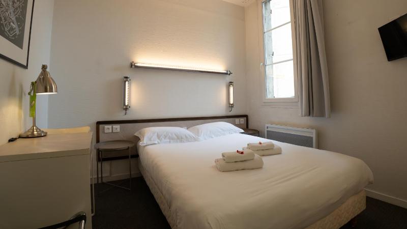 Double Room With Small Bathroom - Courtyard Side image 4