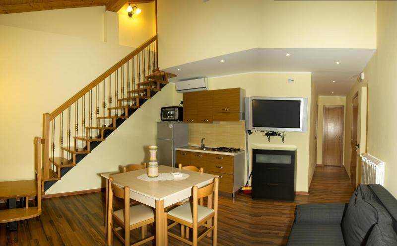 Deluxe Two-Bedroom Apartment - Split Level image 2