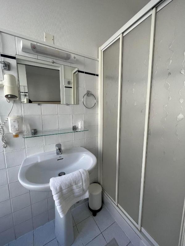 Twin Room image 2