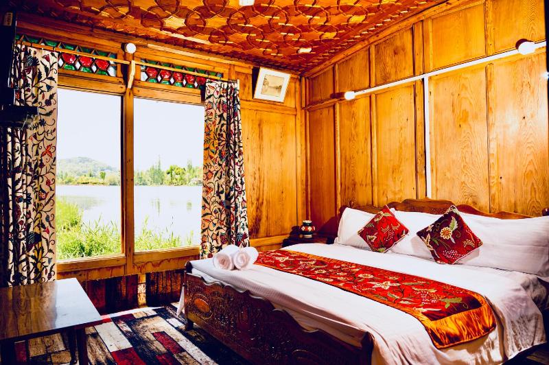Golden Flower Heritage Houseboat - image 4
