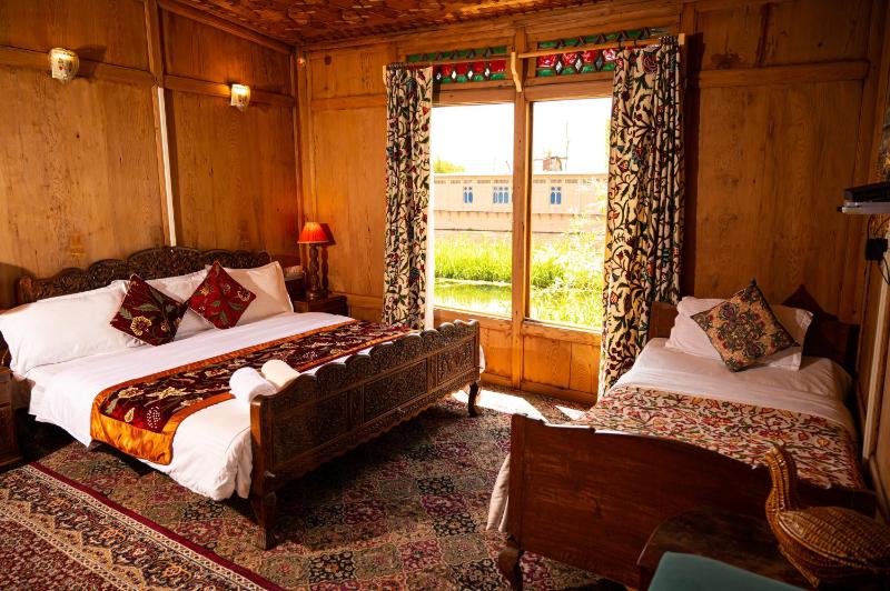 Golden Flower Heritage Houseboat - image 7