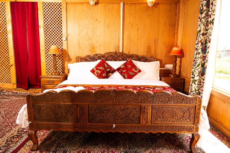 Golden Flower Heritage Houseboat - image 16