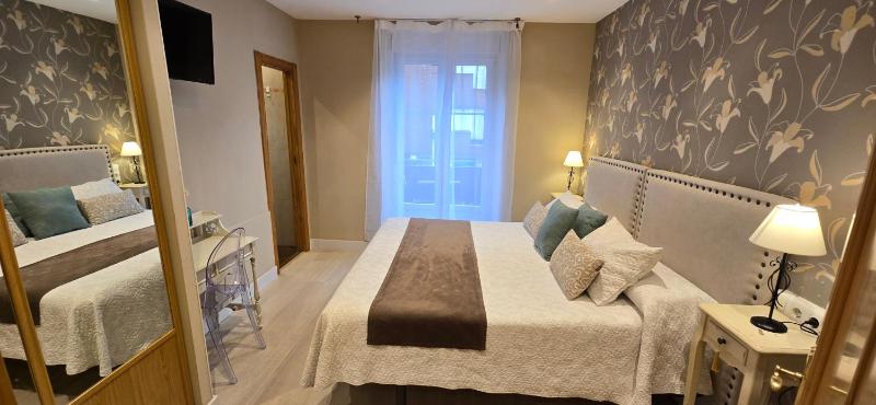 Double Room image 3
