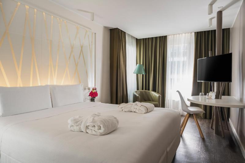 Double Room with Balcony image 3