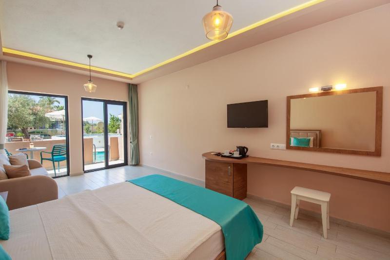 Deluxe Double or Twin Room with Pool Access image 4