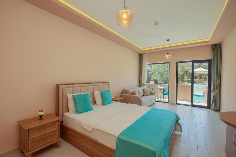 Deluxe Double or Twin Room with Pool Access image 3