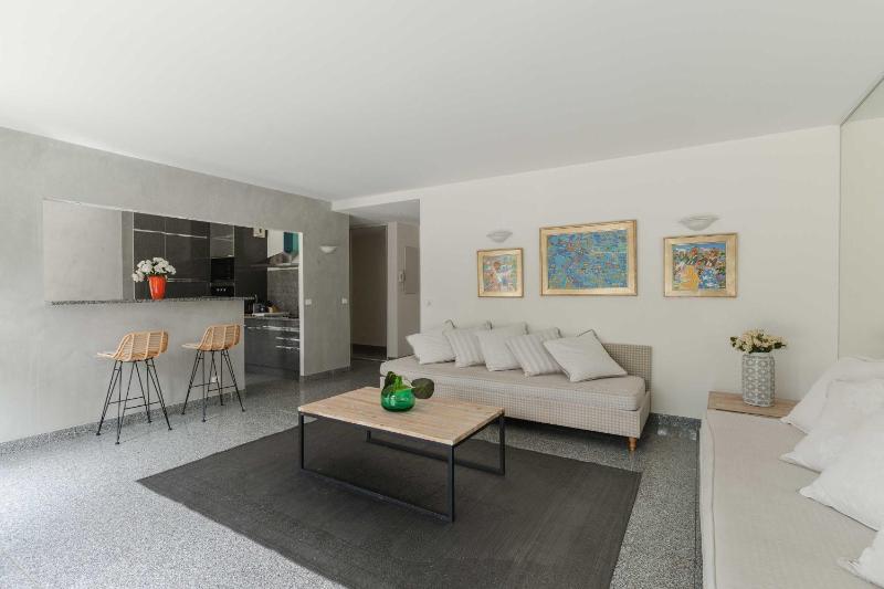 Luxury haven with pool tennis and large garden - image 14