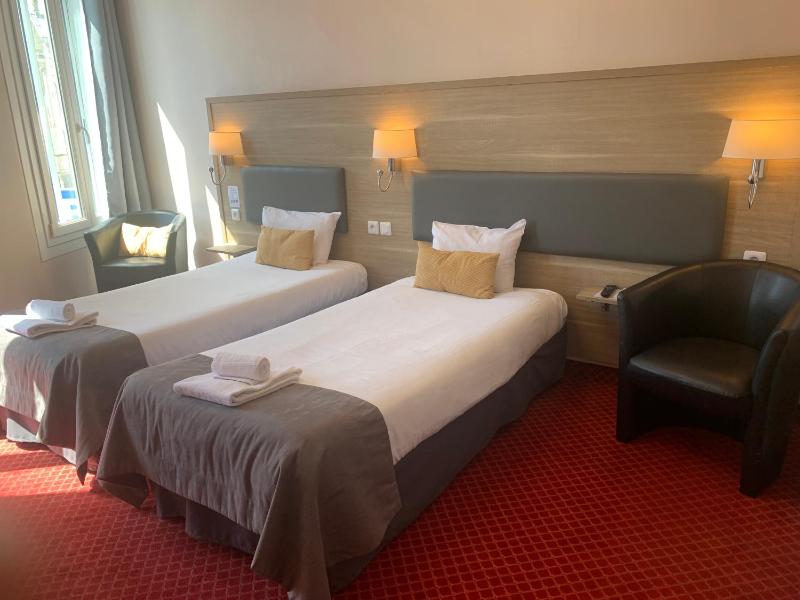 Twin Room image 4