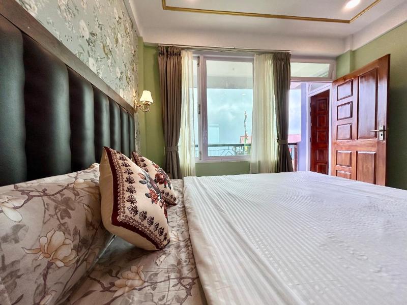 Yepplo's Luxury Deluxe Room with Mountain View - image 2