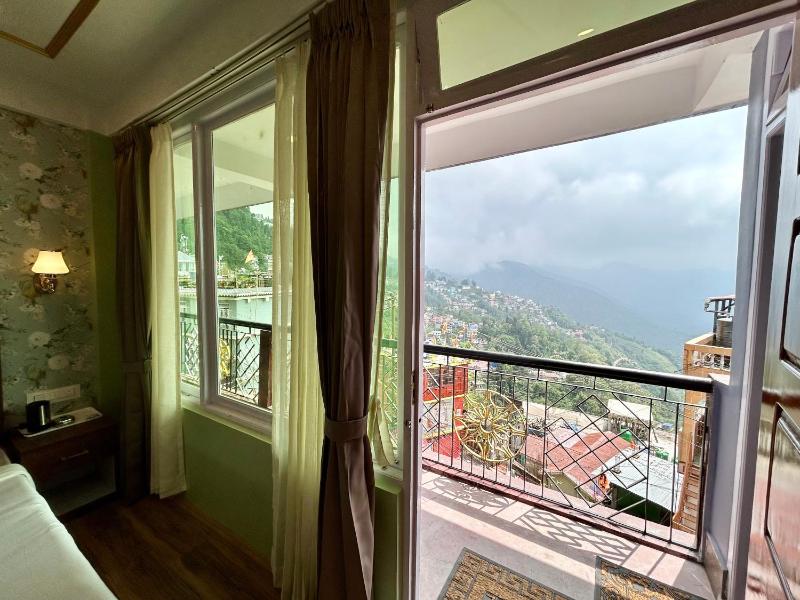 Yepplo's Luxury Deluxe Room with Mountain View - image 16