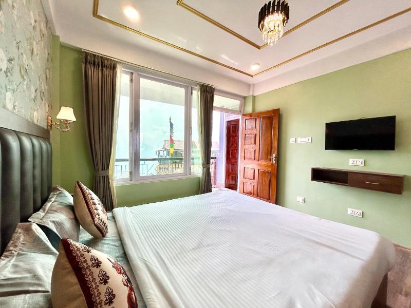 Yepplo's Luxury Deluxe Room with Mountain View - image 13