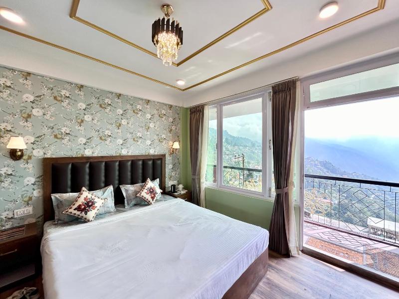 Yepplo's Luxury Deluxe Room with Mountain View - image 1