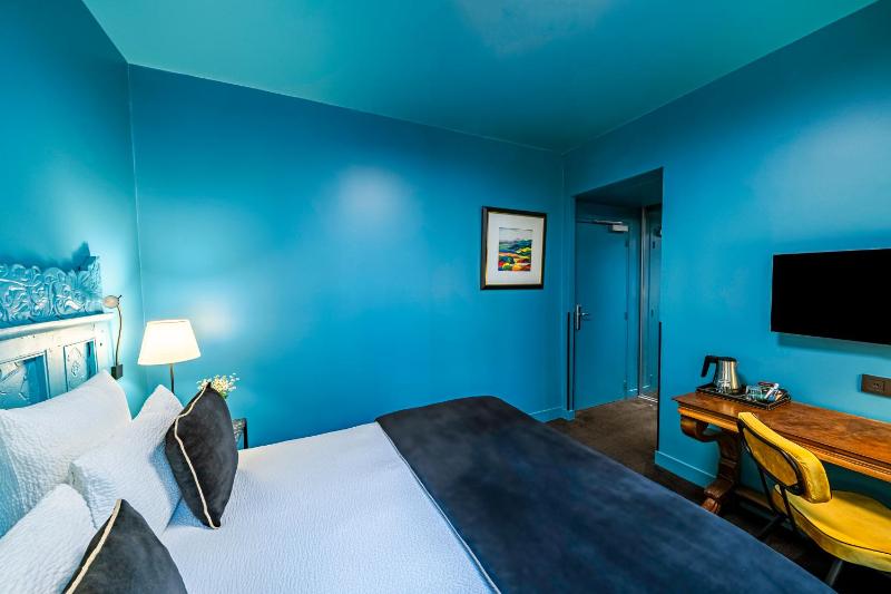 2 Adjacent rooms image 2