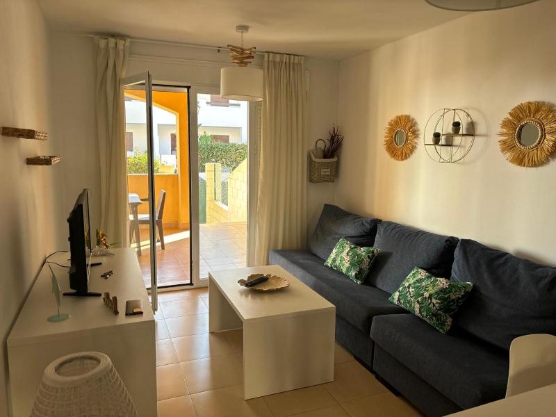 Bajo con jardín a pie de playa y piscina comunitaria con jacuzzi - image 27