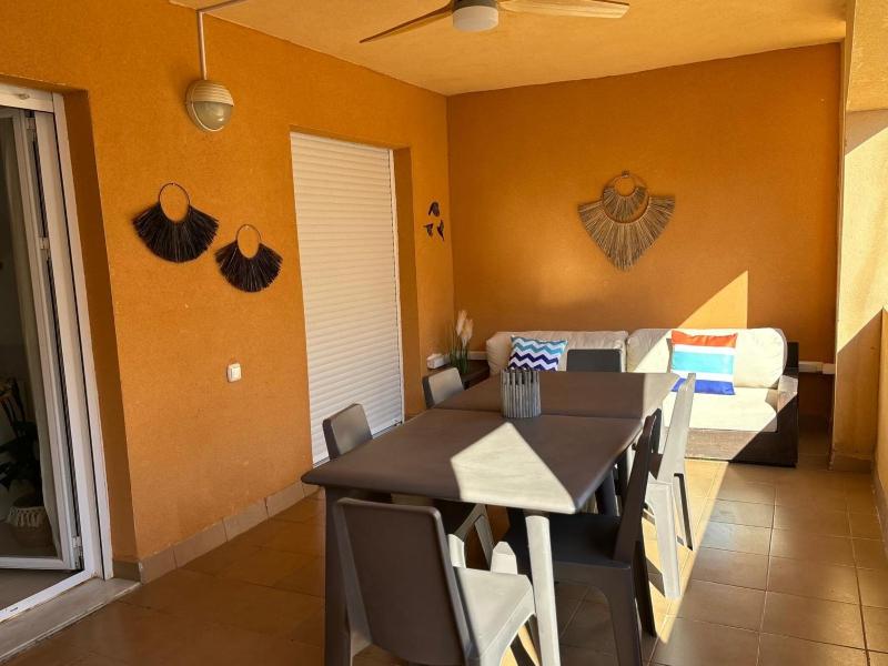 Bajo con jardín a pie de playa y piscina comunitaria con jacuzzi - image 24
