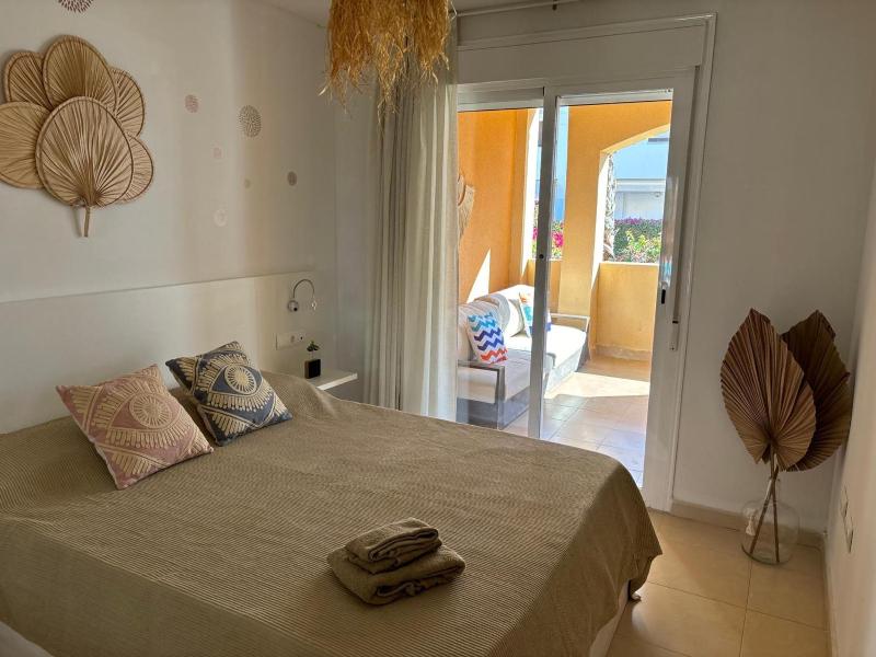 Bajo con jardín a pie de playa y piscina comunitaria con jacuzzi - image 37