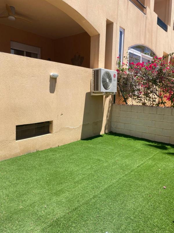 Bajo con jardín a pie de playa y piscina comunitaria con jacuzzi - image 18