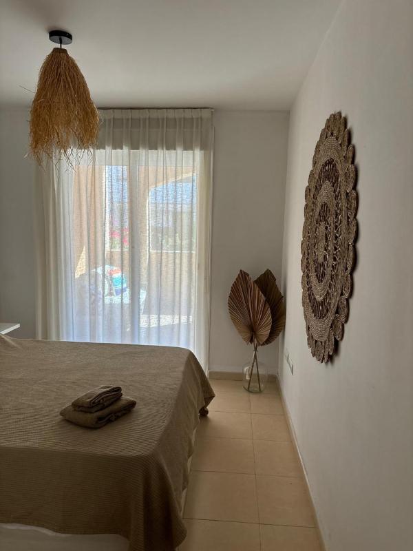 Bajo con jardín a pie de playa y piscina comunitaria con jacuzzi - image 20