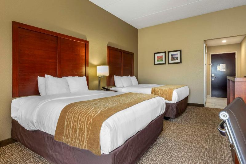 Queen Room with Two Queen Beds - Non-Smoking image 3