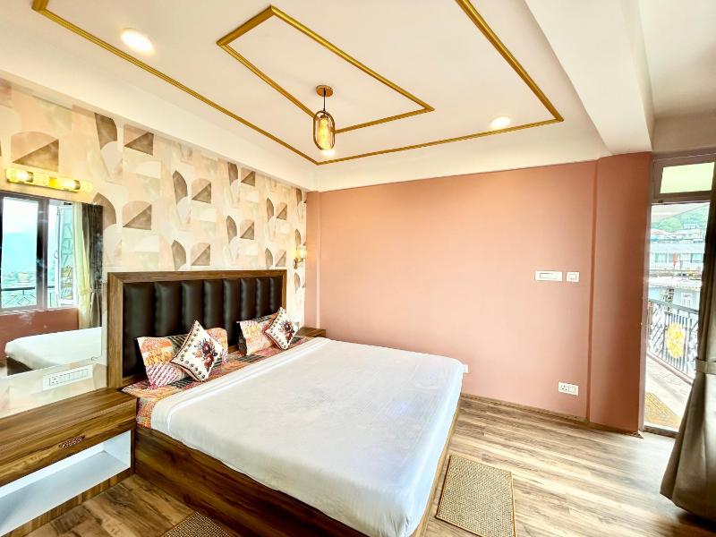 Yepplo's King Size Suite Room with Mountain View - image 10