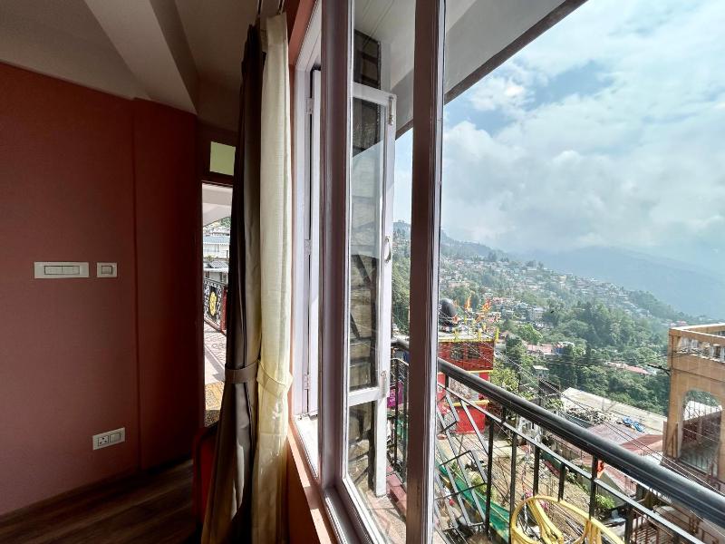 Yepplo's King Size Suite Room with Mountain View - image 3
