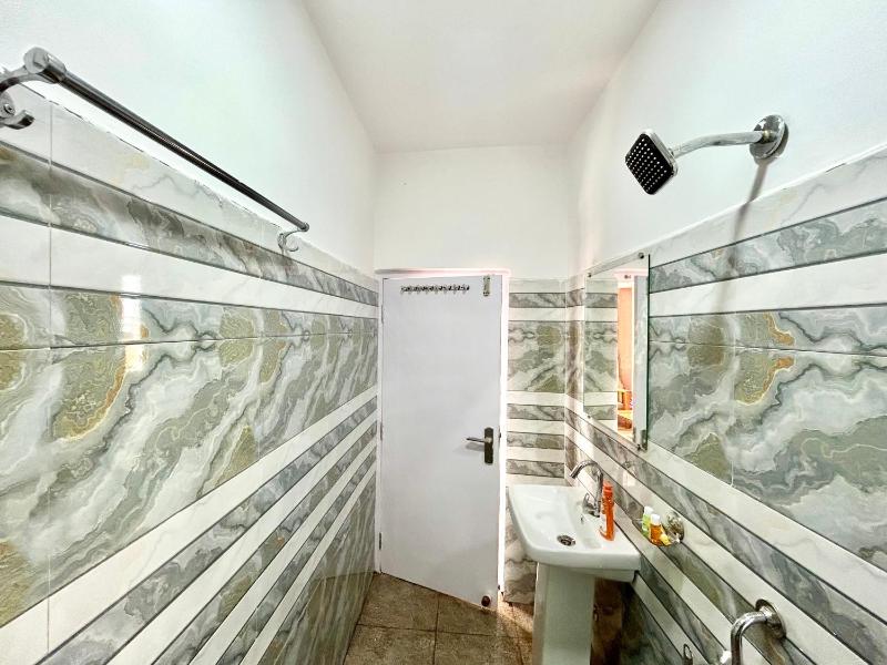 Yepplo's King Size Suite Room with Mountain View - image 9