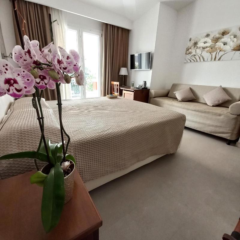 Double Room with Extra Bed image 1