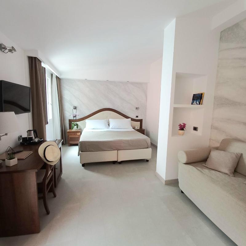 Double Room with Extra Bed image 3