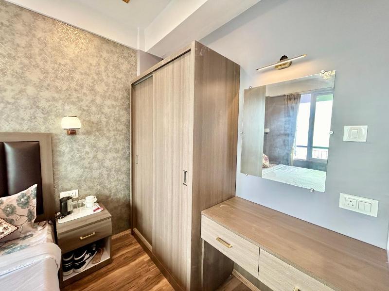 Yepplo's Stunning Mountain View 2-bedroom apartment with Private Kitchen - 24hrs Caretakers & Power Backup - image 11