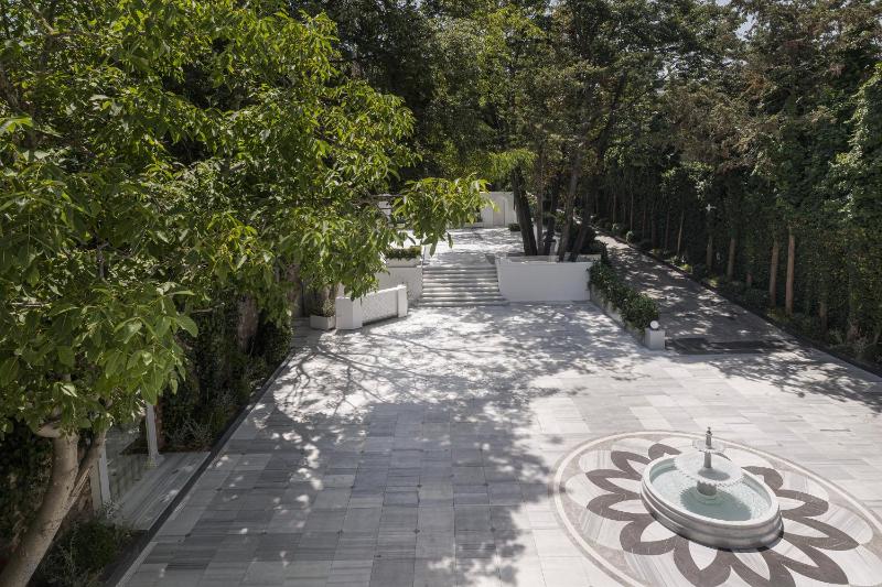King Room with Garden View image 2
