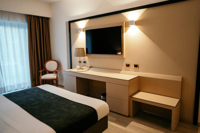 Superior Double Room with Balcony image 3