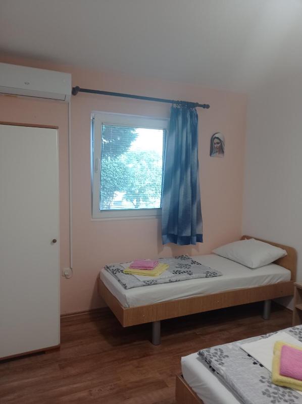 Economy Twin Room image 1