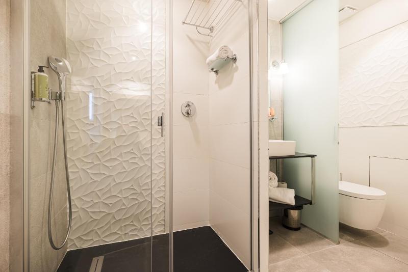 Small Double Room image 3