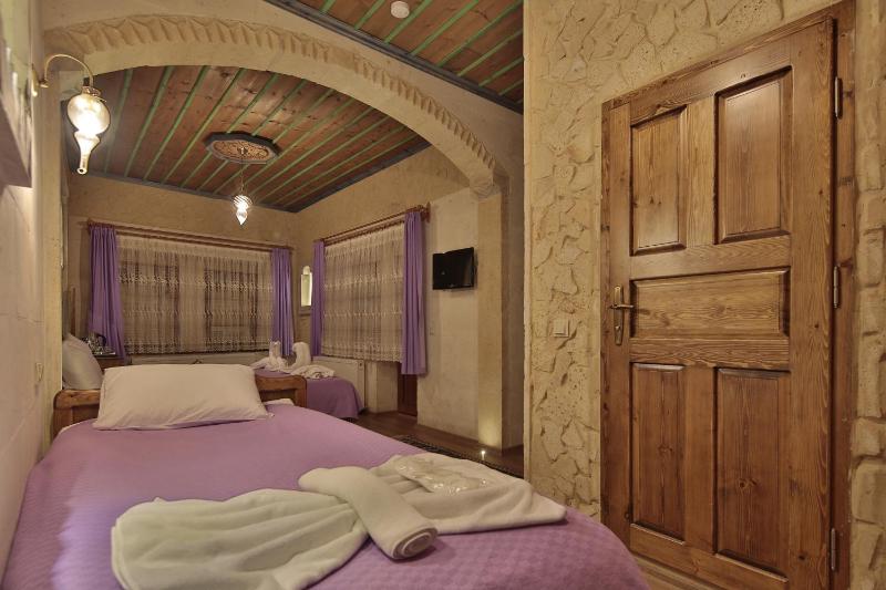 Deluxe Triple Room with Balcony image 2