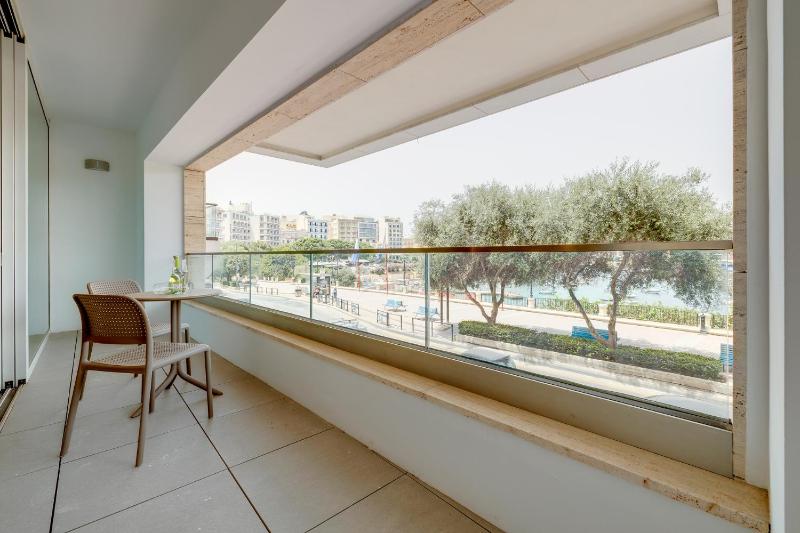Premier Seafront Living: Ultra-Luxury in Sliema - image 6