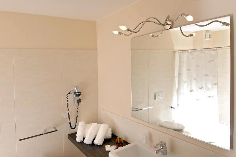 Double or Twin Room image 4