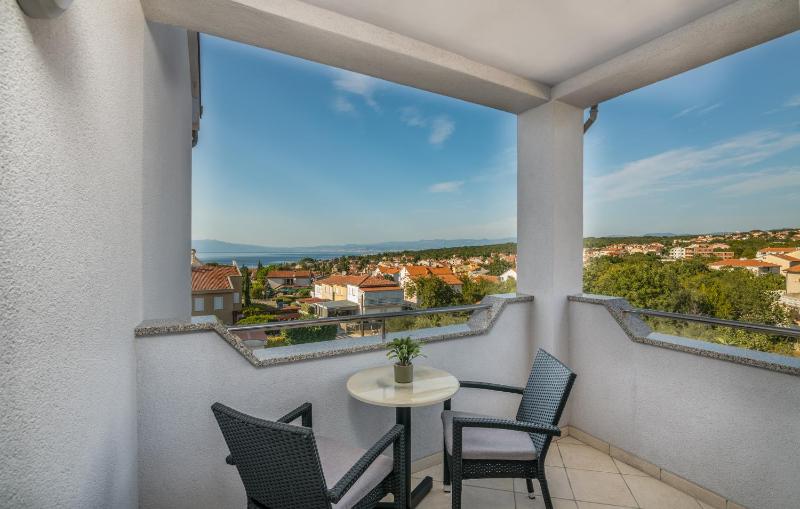 Apartment with Balcony and Sea View image 3