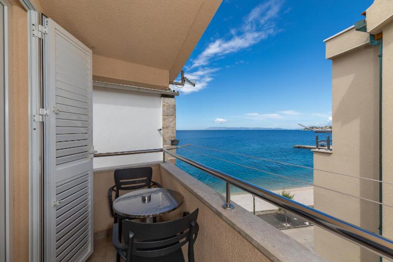 Studio with Balcony and Sea View image 4