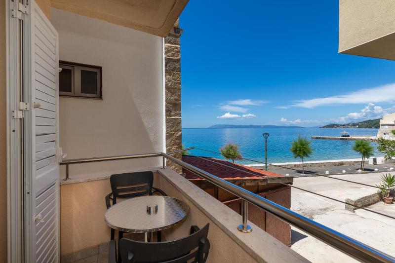 Studio with Balcony and Sea View image 3