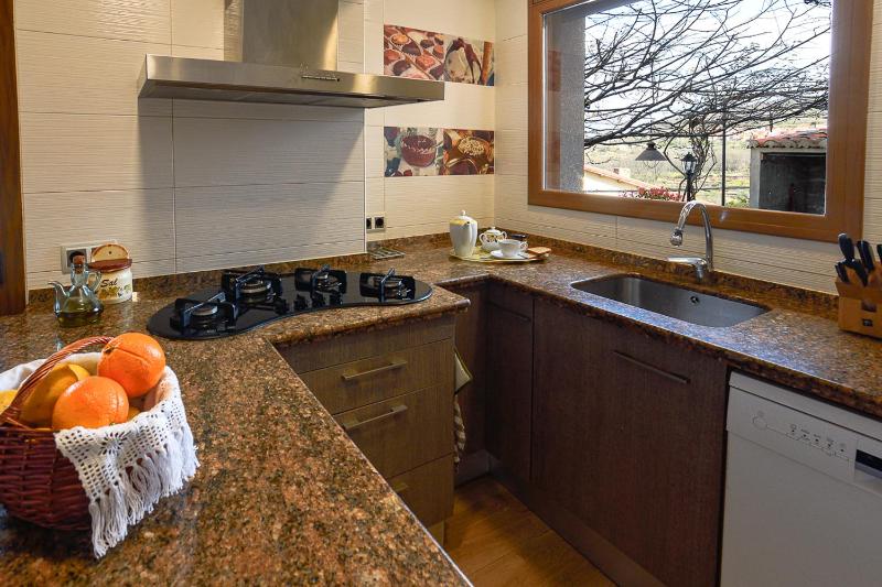 Three-Bedroom Townhouse image 4