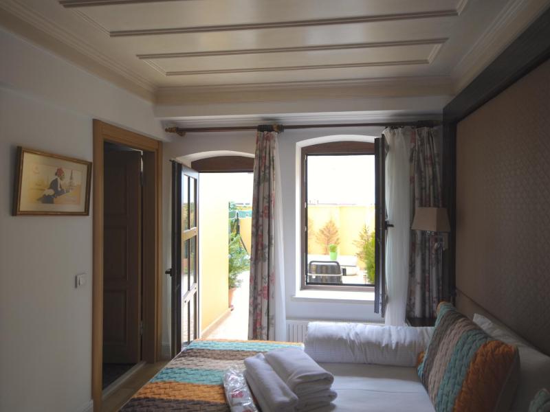 Deluxe Double or Twin Room with Terrace image 3