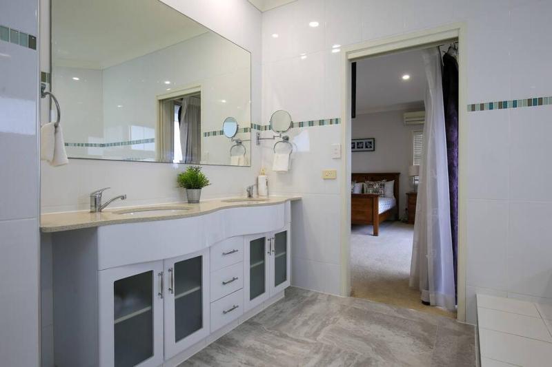 The Palm - Best Location in Surfers Paradise - image 7