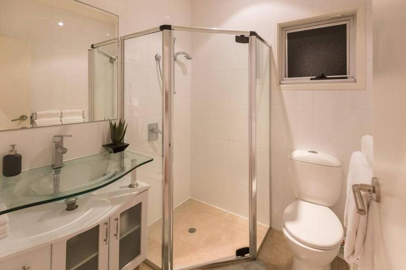 The Palm - Best Location in Surfers Paradise - image 2