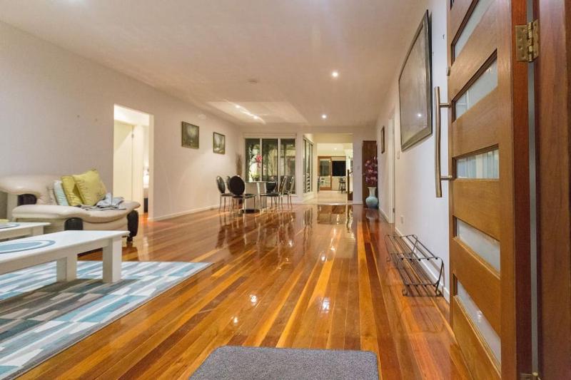 The Palm - Best Location in Surfers Paradise - image 1