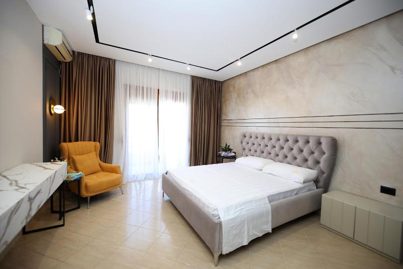 Deluxe Double Room image 3